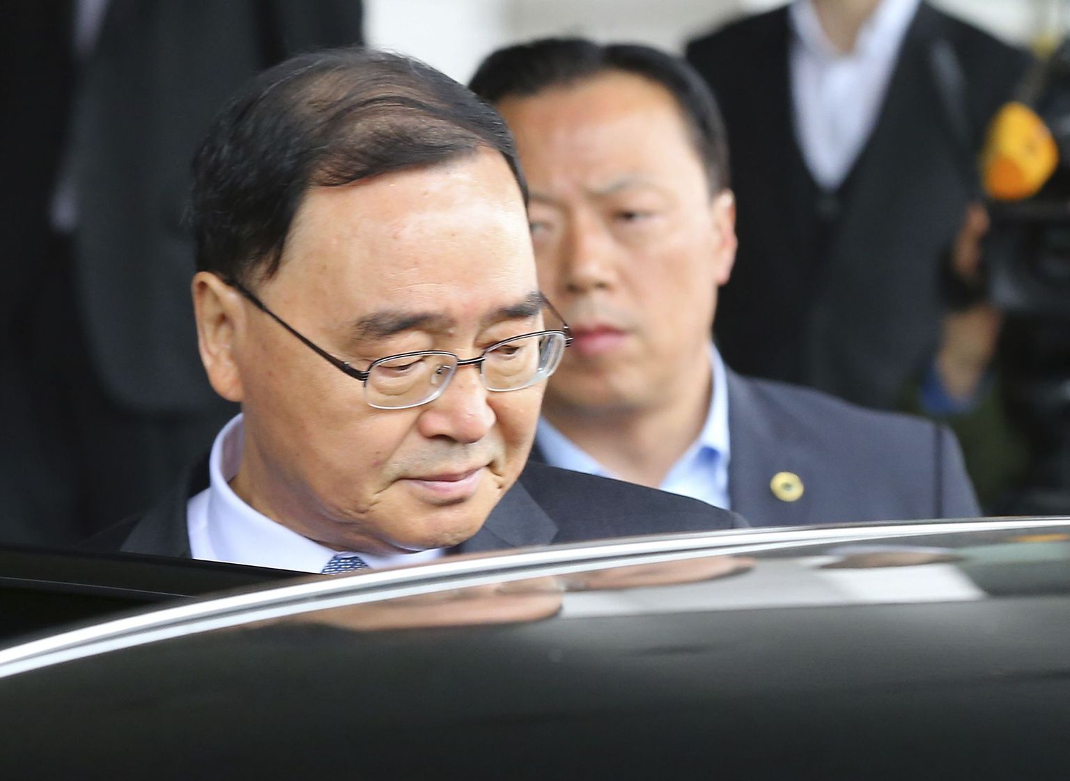 Lõuna-Korea peaminister Chung Hong-won (esiplaanil) teatas täna oma tagasiastumisest.