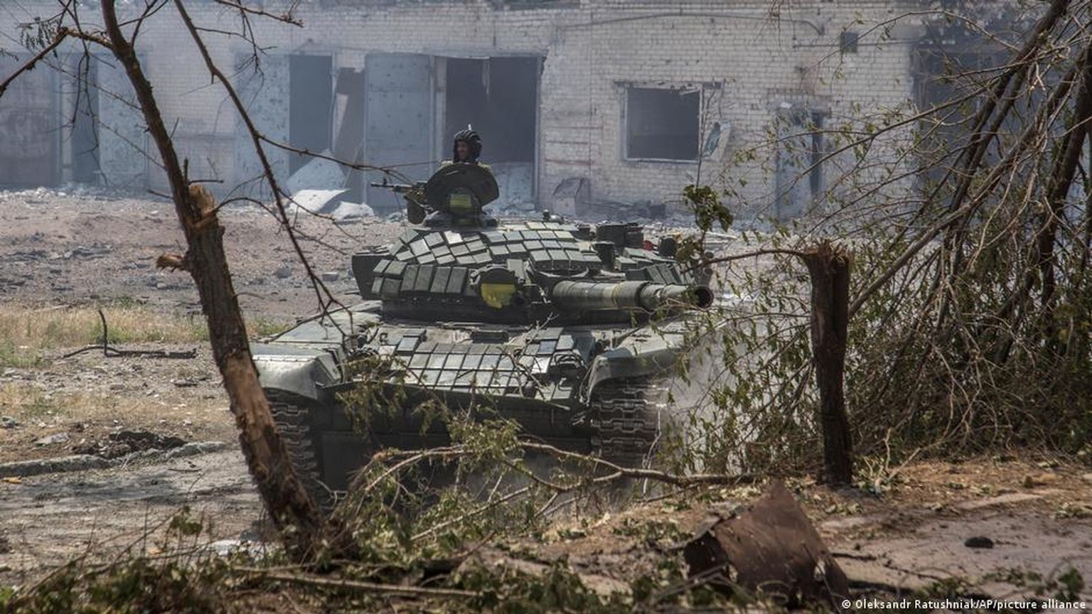 Украинский танк во время боев за Северодонецк
