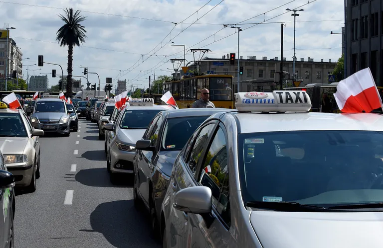 Колонна польских таксистов в Варшаве знак протеста против прихода на рынок приложения Uber, июнь 2017.