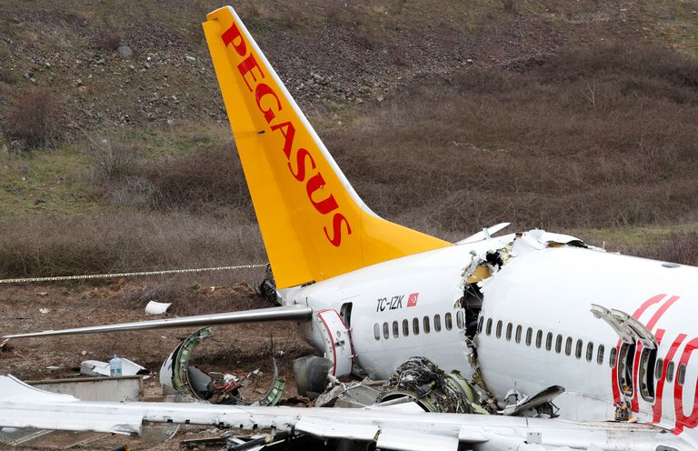 Pegasus Airlinesi Boeing 737-86J, mis sattus Türgi Istanbuli Saibha Gökceni lennuväljal maandudes õnnetusse.