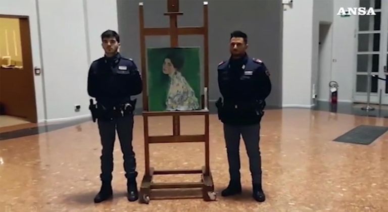 Itaalia politseinikud valvamas maali, mis oletatavalt on 20. sajandi juugendkunstniku Gustav Klimti teos