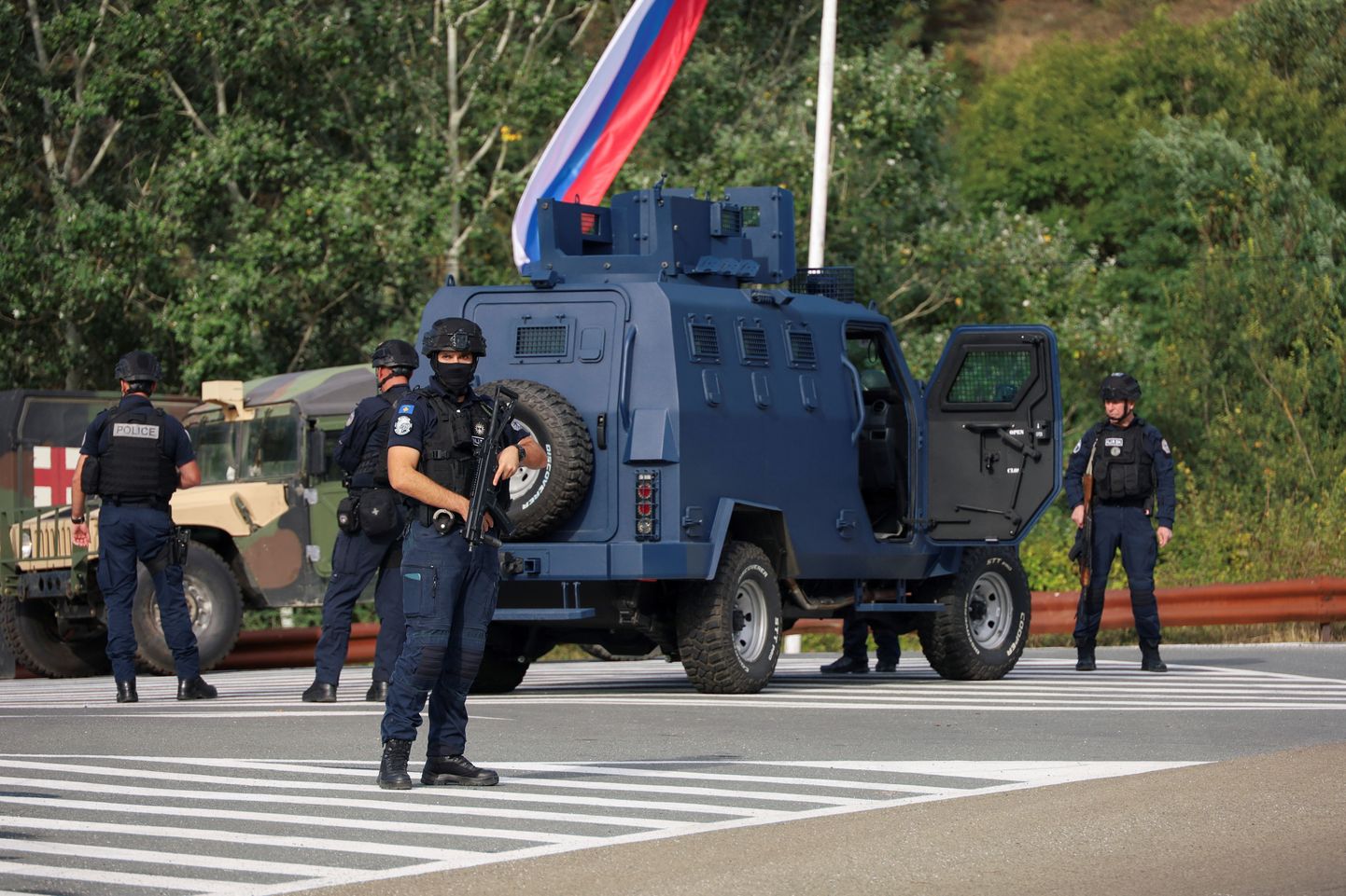 Kosovo politsei ja NATO rahuvalvajad Banjska küla sissepääsu juures valves pärast seda, kui Põhja-Kosovos tapeti täna varahommikul üks politseinik ja teine sai haavata 24. septembril 2023. aastal.