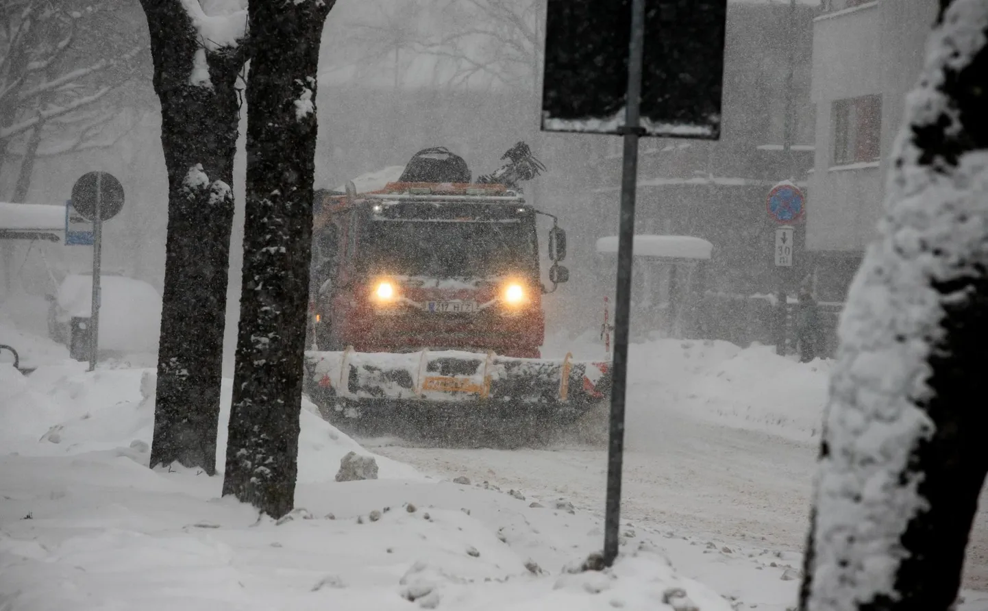 Pärastlõunal on prognoosi kohaselt oodata tuule tugevnemist ja tihedat sadu, mille tõttu liiklustingimused halvenevad veel.