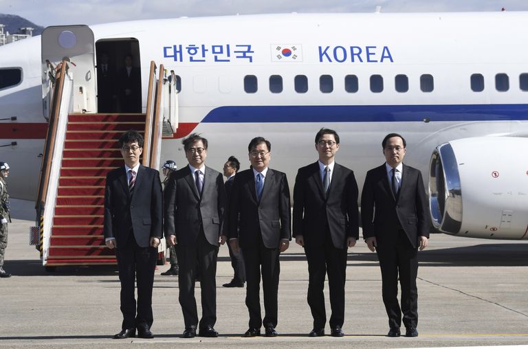 Lõuna-Korea riikliku julgeoleku nõunik Chung Eui-yong (keskel), luurejuht Suh Hoon (vasakult teine) ja teised delegatsiooni liikmed enne Pyongyangi suundumist.