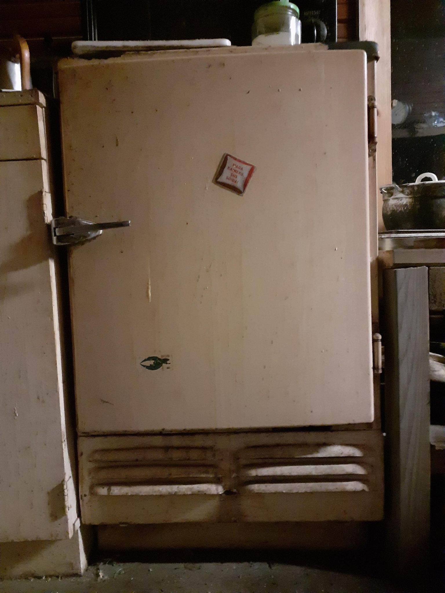 Stalini ajal toodetud külmkapp. Töötab mis mühiseb!