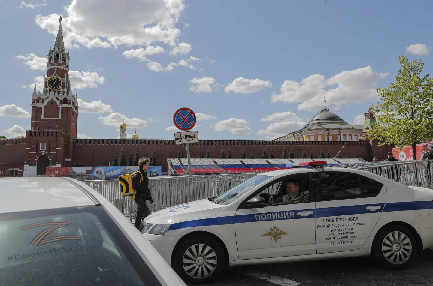 Politseipatrullid eile Kremli lähedal. Vene võimud on 9. mai paraadi eel julgeolekut Moskvas tugevdanud.