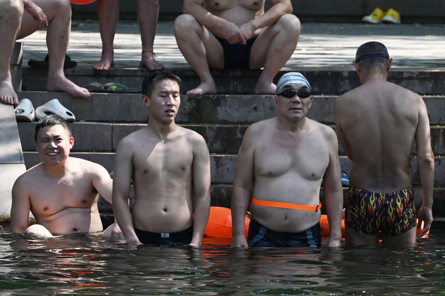 Mehed jahutavad end Pekingi kanalis.
