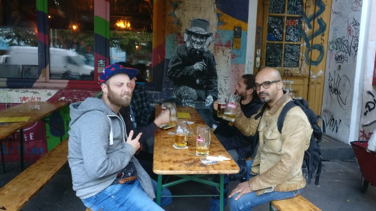Kreuzbergi elanikud koos Kivikuningas Lembituga oma õhtust õlut võtmas. / Hendrik Alla