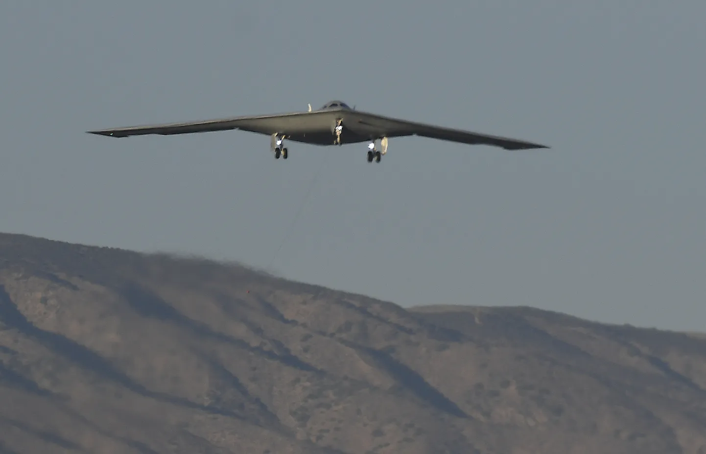 10. novembril nähti Californias Palmdale´is USA uut ülisalajast vargpommitajat B-21 Raider juba teisel katselennul. Kuna see toimus päise päeva ajal ning pealtnägijate oht oli suur, siis arvatakse, et enam ei hoitagi tulevikutehnoloogiat nii kiivalt vaka all ja näidatakse juba päris avalikult.