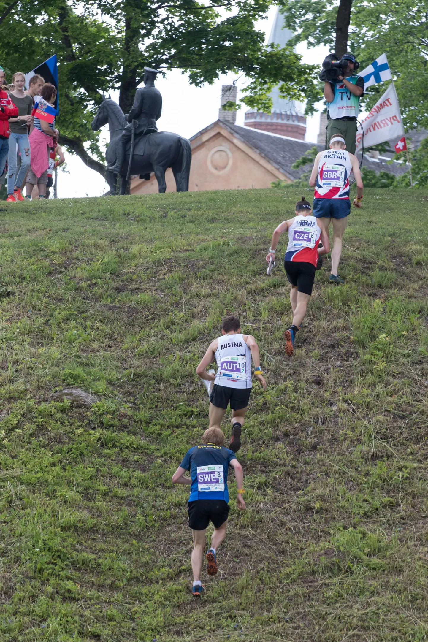 Üle-eelmisel suvel täitusid Viljandi tänavad ja lossimäed orienteerujatega, kui siin toimusid teatesprindi maailmameistrivõistlused. Järgmise nädala laupäeval võisteldakse siin jüriöö jooksul õhtuhämaruses pealampidega.