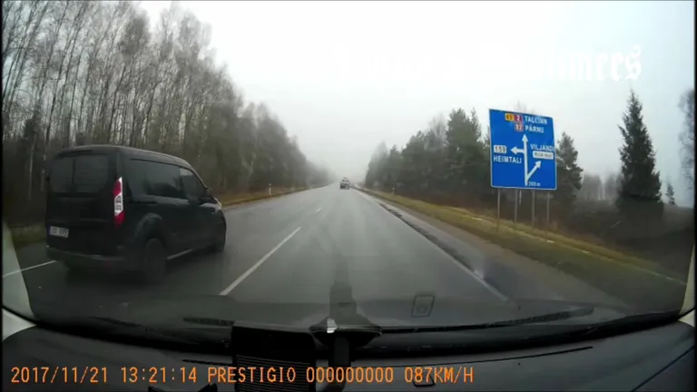 Pärnu Postimehe lugeja saatis toimetusele video Kilingi-Nõmme ja Viljandi vahelisel teel liiklusraevu välja elanud juhist, kes tegi pärast möödasõitu hoogsa pidurduse. Kui temast hakati mööda sõitma, takistas ta seda manöövrit kiirendusega, tekitades niiviisi liiklusohtliku olukorra, sest vastassuunast lähenes auto.