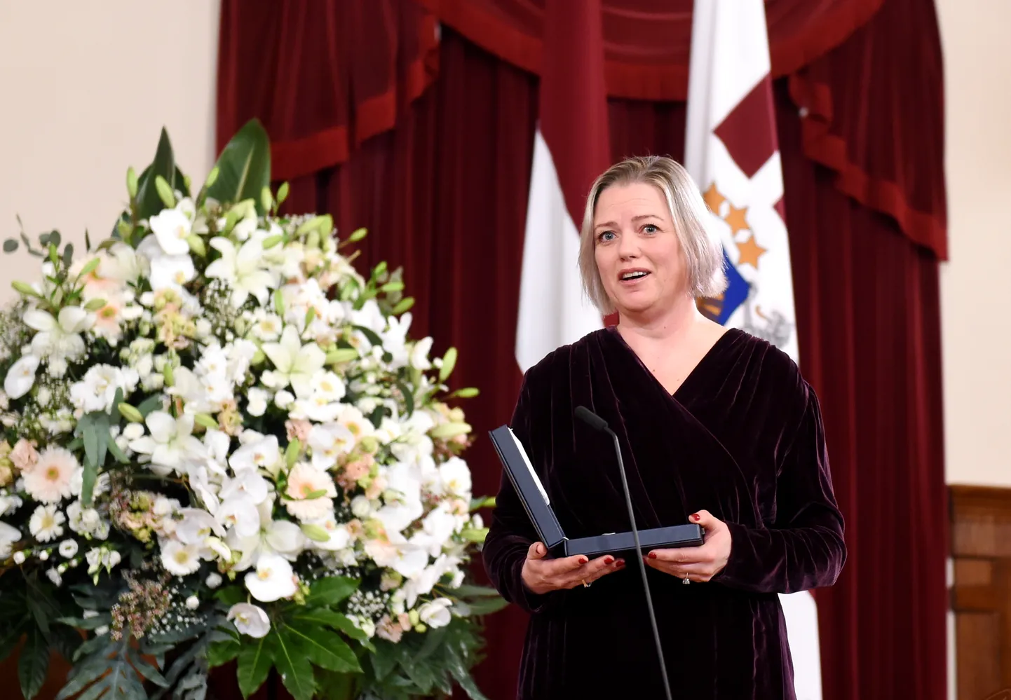 Pasaules Brīvo latviešu apvienības valdes locekle Kristīne Saulīte ar saņemto Triju Zvaigžņu ordeni par lggadējo darbu latviešu diasporas vienošanā un saiknes ar Latviju stiprināšanā svinīgajā ceremonijā Rīgas pilī.