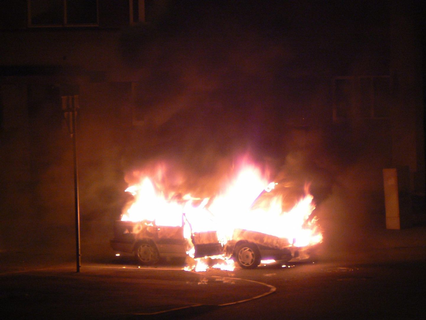 Сегодня ночью в Пярну около магазина строительных материалов Bauhof загорелся легковой автомобиль. Иллюстративное фото.