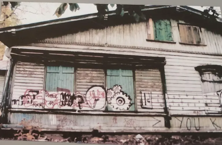 Изуродованный в 90-е фасад дома.