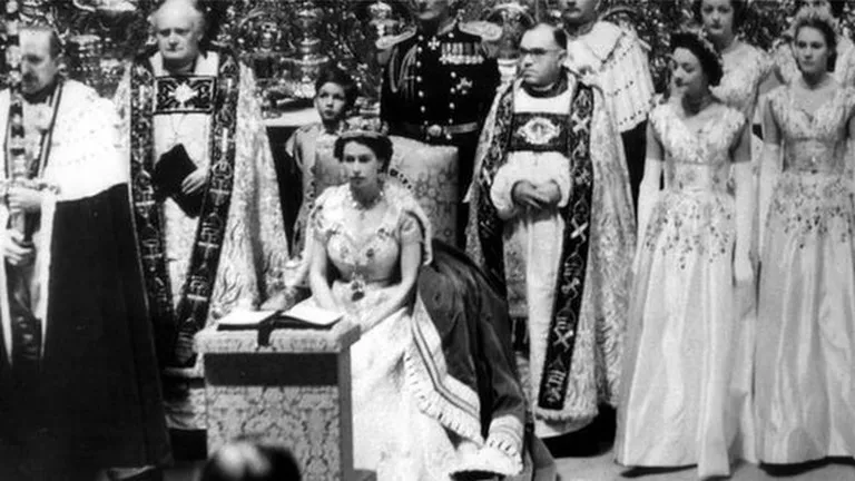 Коронация Елизаветы II в 1953 году транслировалась по британскому телевидению