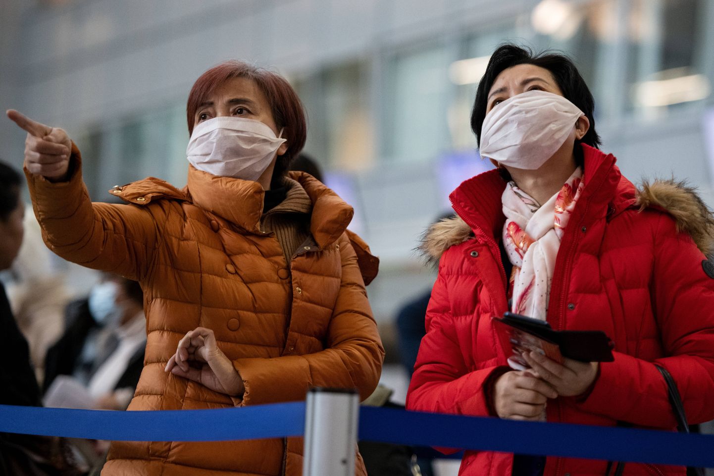 Hiinlased kaitsevad end ohtliku viiruse eest näomaskiga.