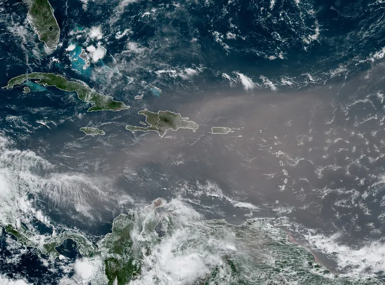USA ookeani- ja atmosfääri administratsiooni (NOAA) satelliidifoto üle Atlandi liikunud pilvest, mis koosneb Sahara kõrbe liivast ja tolmust