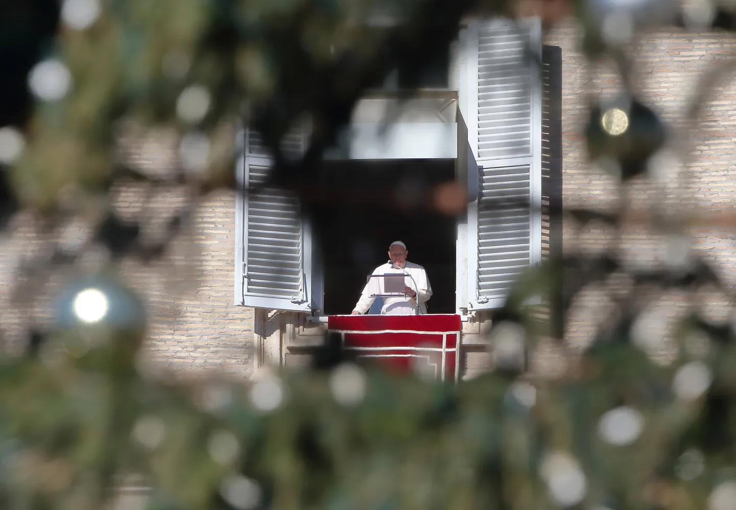 Paavst Franciscus Püha Peetruse väljakul angelus- ehk inglipalvel.