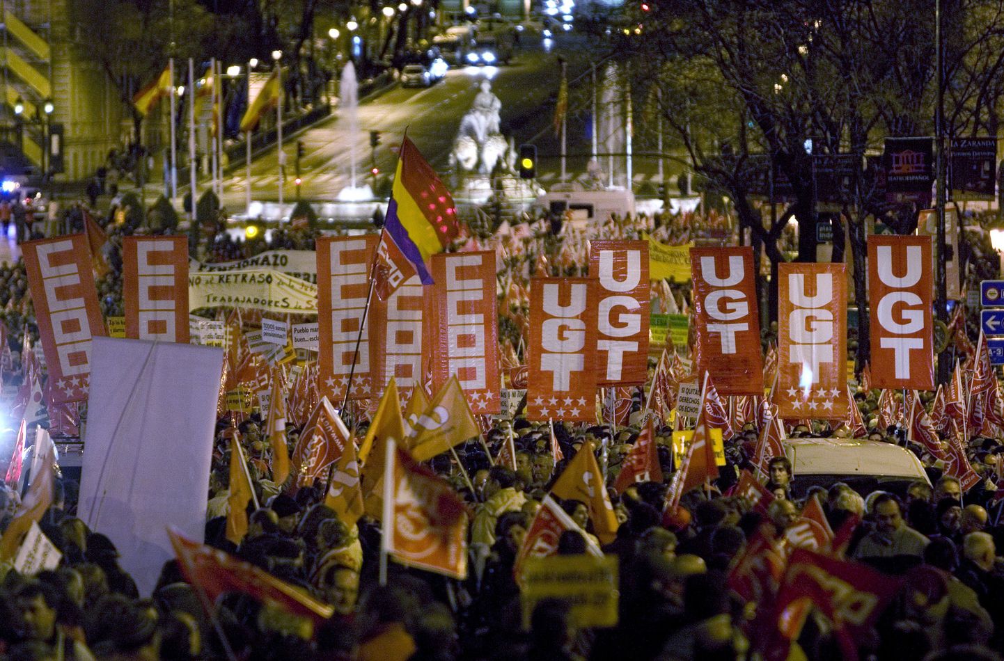 Tuhanded hispaanlased protesteerimas valitsuse pensioniea tõstmise plaani vastu.