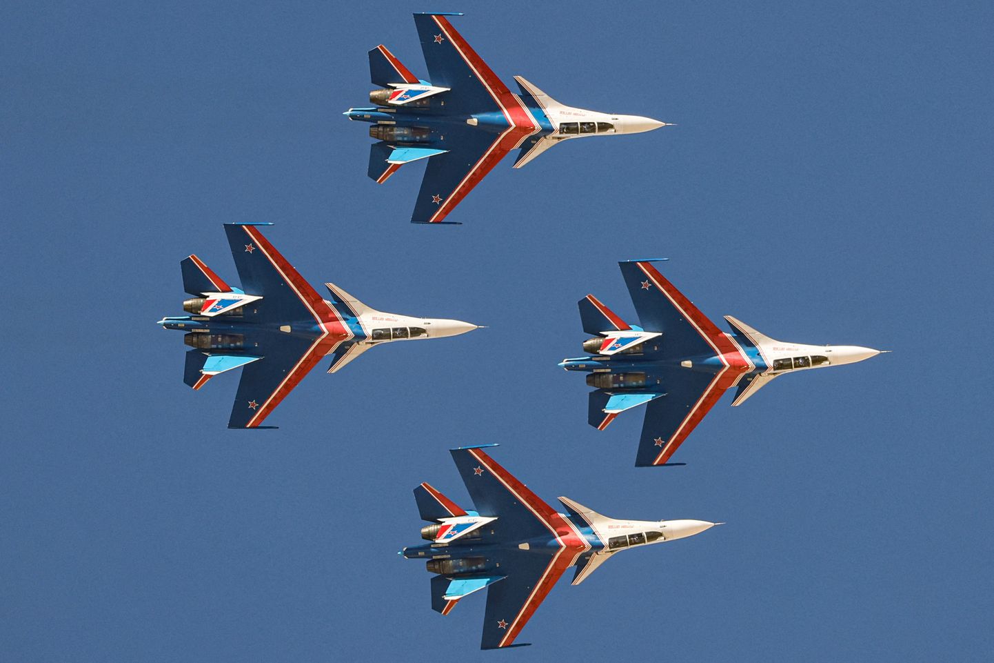 Истребители Su-27 выполняют маневры на авиашоу в Дубае. Иллюстративное фото.