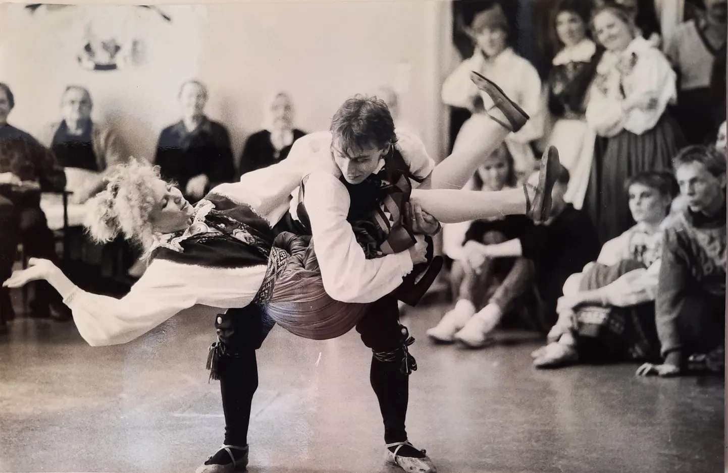 Tudeng Mall Noormets 1987. aastal tantsuhoos Soomes, paremal jälgib tema etteastet õpetaja Mait Agu.