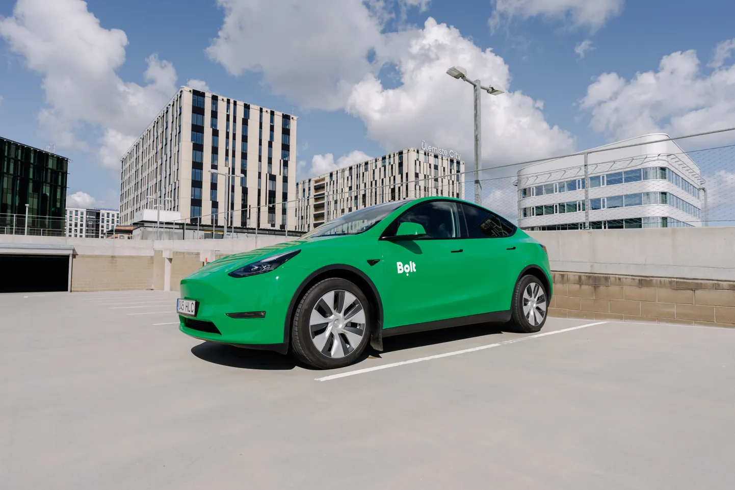 Электромобили Tesla.