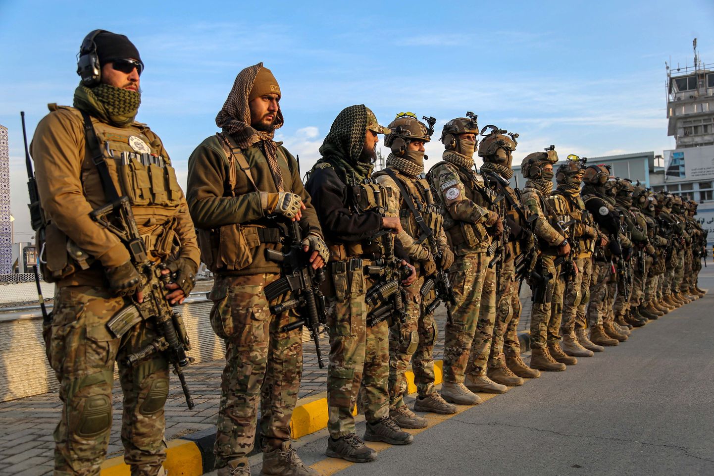 Talibani julgeolekutöötajad tervitavad Kabuli lennujaamas kahe Guantanamo Bay vangilaagrist vabastatud afgaani naasmist 12. veebruaril 2024. a.