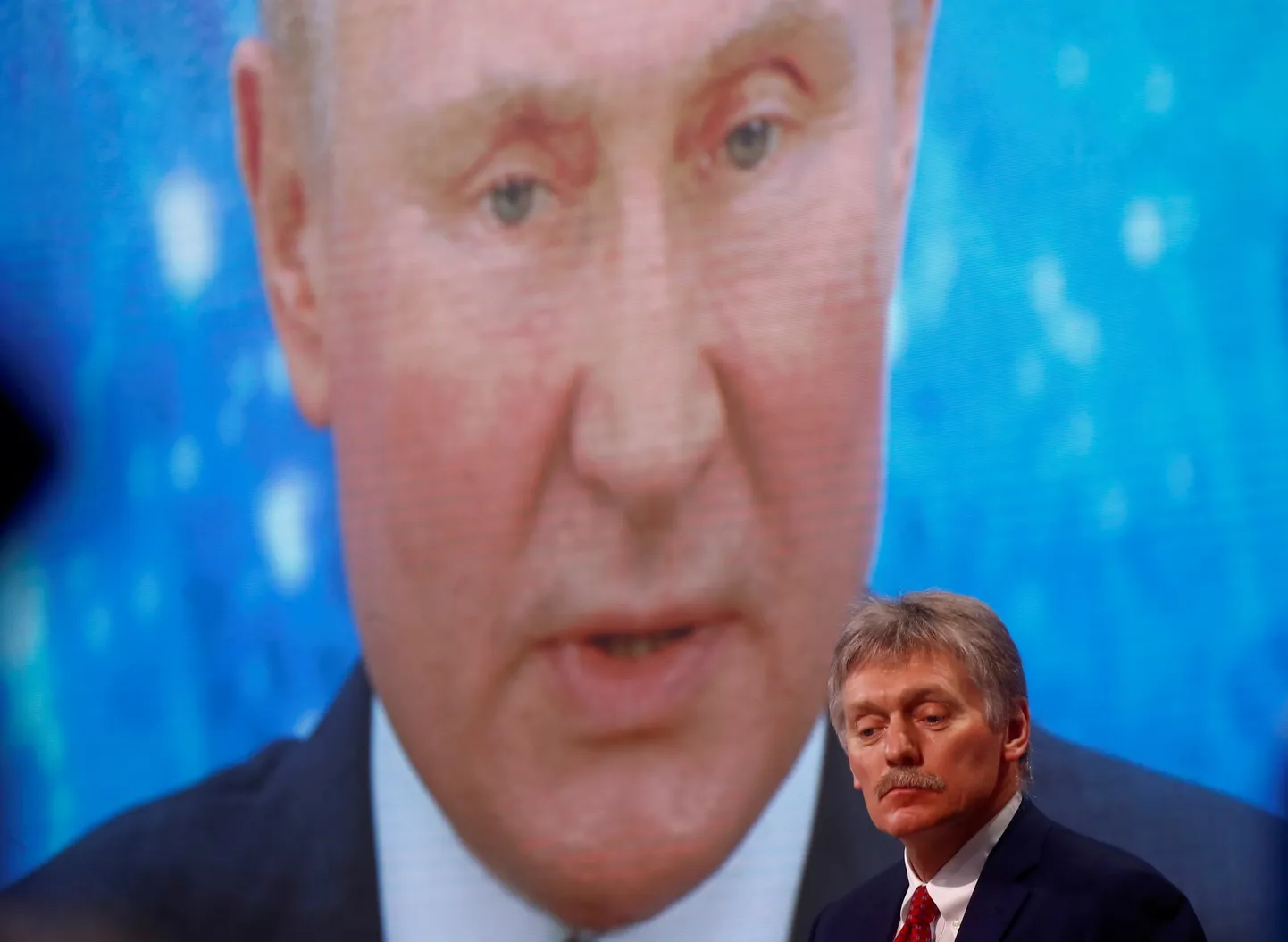 Дмитрий Песков во время большой пресс-конференции президента РФ 17 декабря 2020 года.