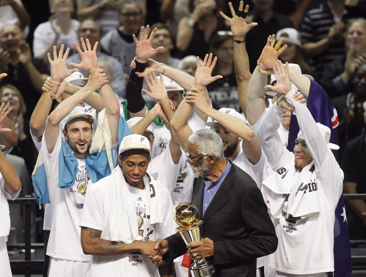 "Сан-Антонио Сперс" получает Кубок НБА.
