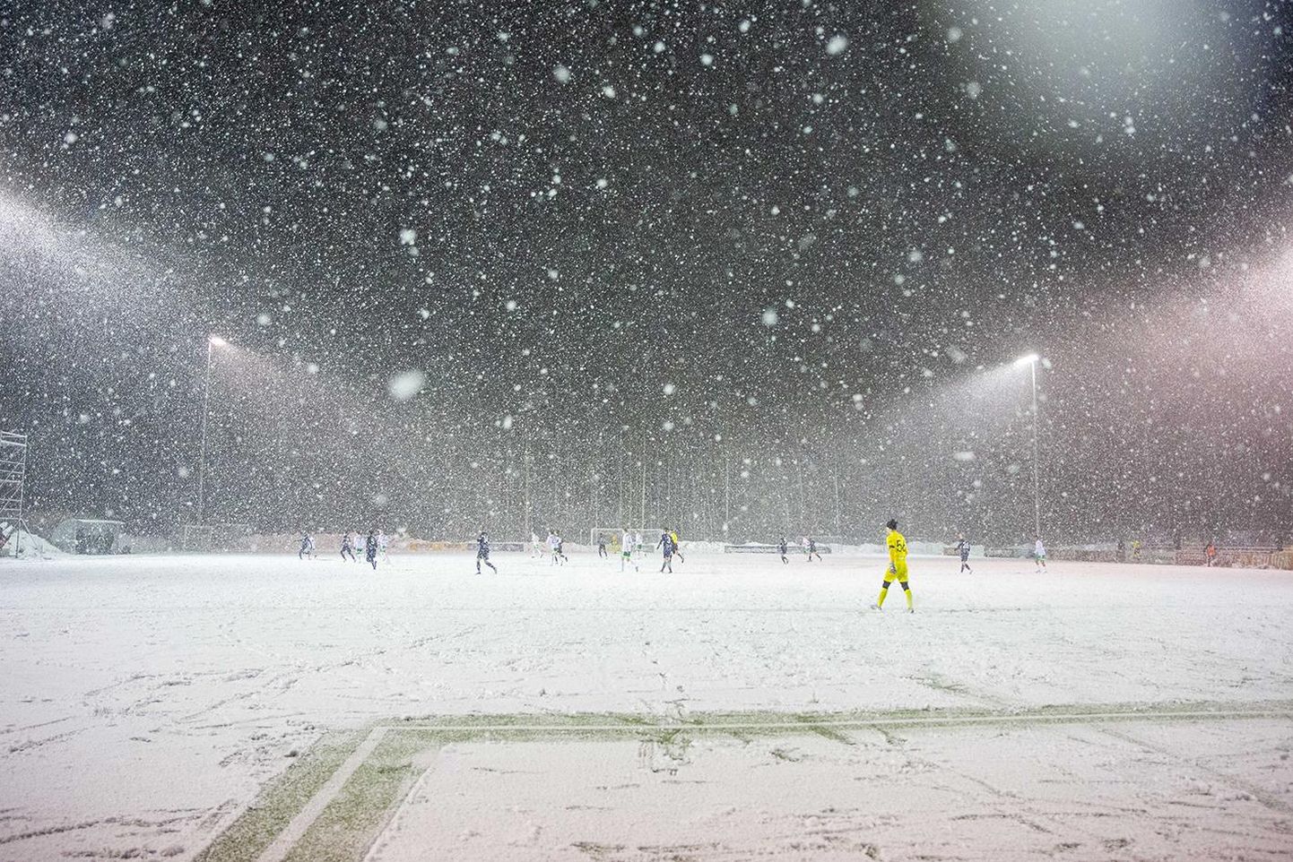 Märtsis on Eestis sadanud korralikult lund. Foto kuu alguses peetud Paide Linnameeskond U21 ja FCI Levadia U21 kohtumisest. Sportland Arenal valitsesid täna identsed olud.