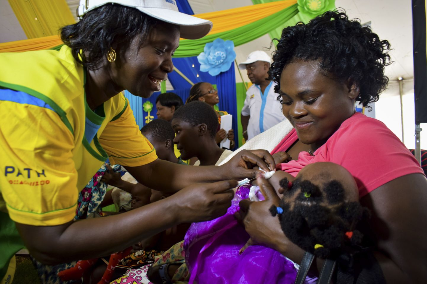 Tervisetöötaja vaktsineerib last Homabay maakonnas, Lääne-Keenias.