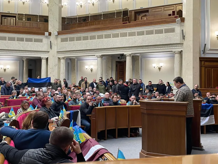 Jüri Ratas Ukraina ülemraada ees.
