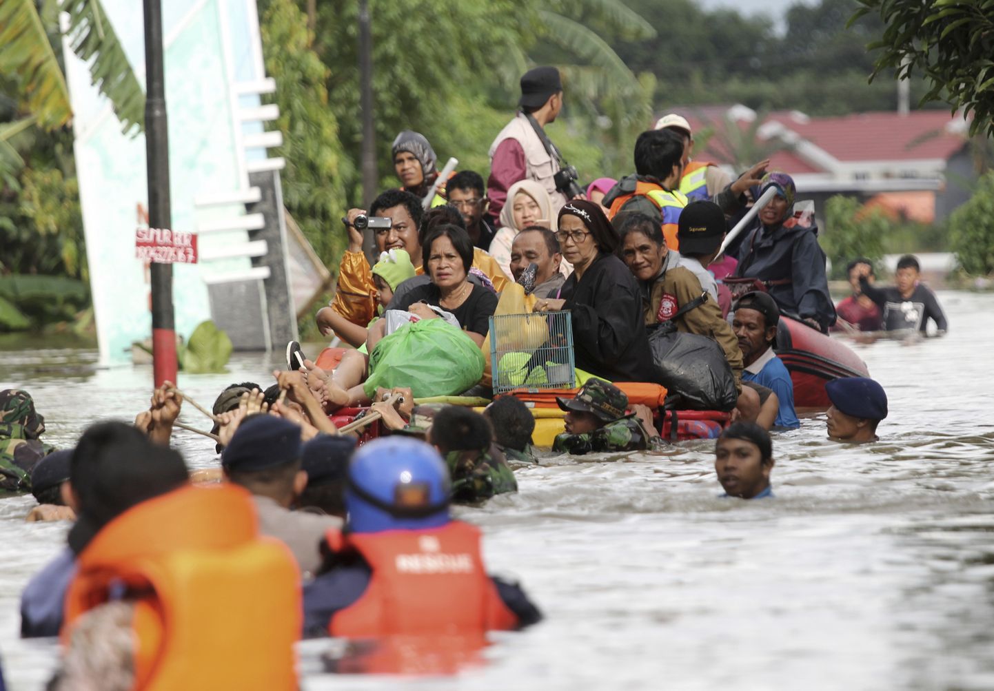 Indoneesias jäid tuhanded inimesed maalihete ja üleujutuste tõttu peavarjuta.