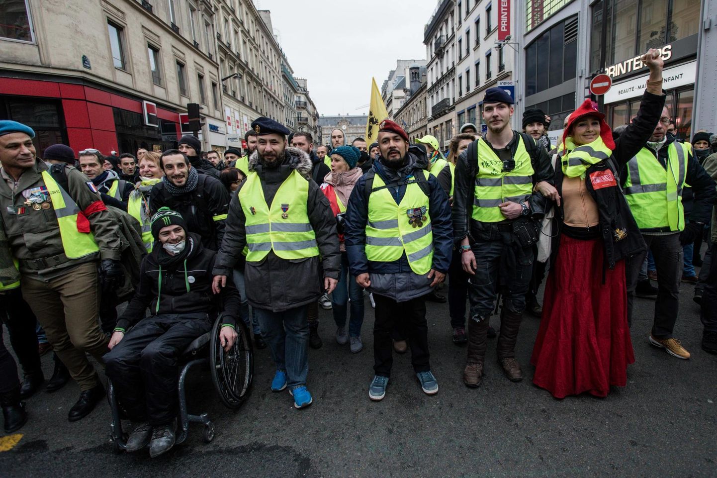 Donbassis separatistide poolel sõdinud Victor Alfonso Lenta (keskel punase baretiga) kollavestidest meeleavaldajate seas 5. jaanuaril Pariisis. FOTO: Aurelien Morissard/Imago/Ip3press/Scanpix
