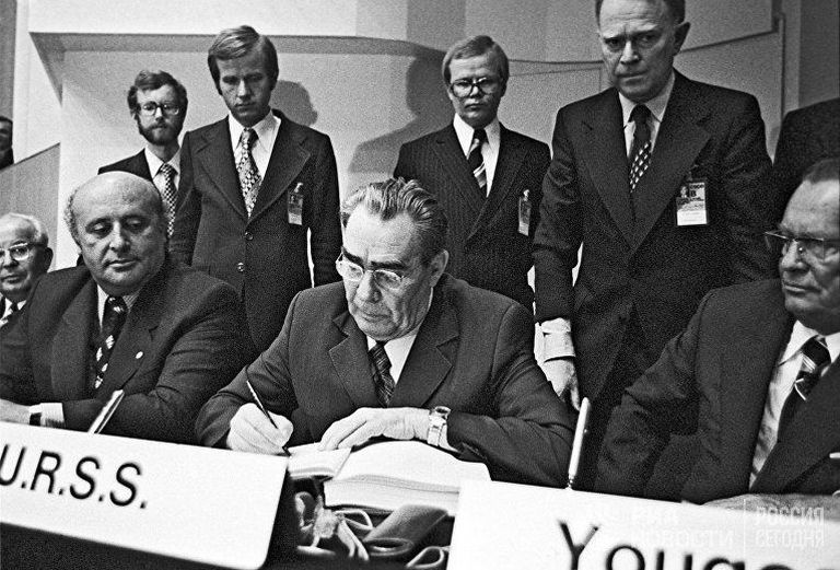 Советский генсек Леонид Брежнев подписывает соглашение об ограничении противоракетной обороны на встрече с президентом США Ричардом Никсоном. Москва, 26 мая 1972 года.