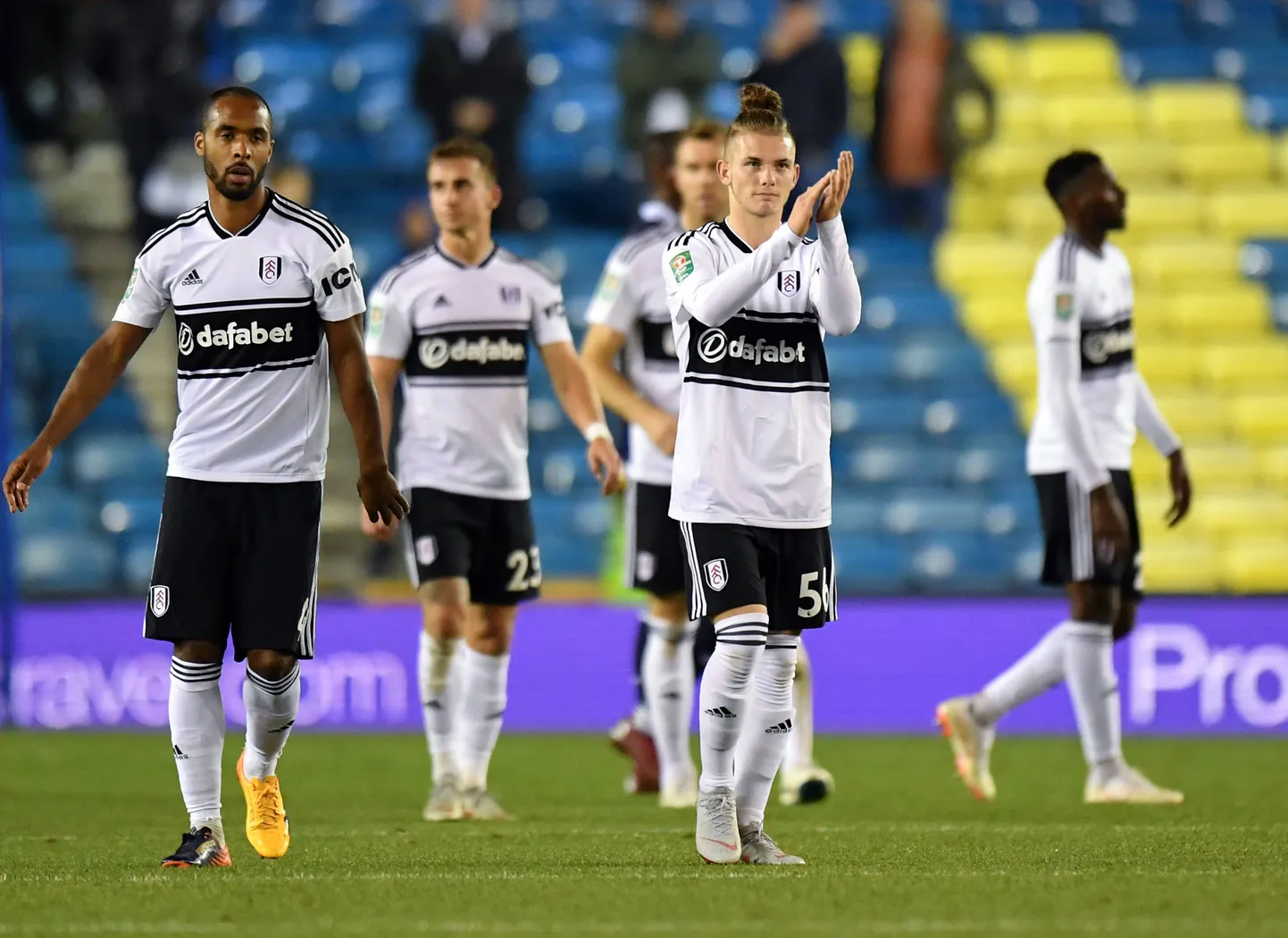 Harvey Elliott (esiplaanil patsiga) pärast mängu plaksutamas.