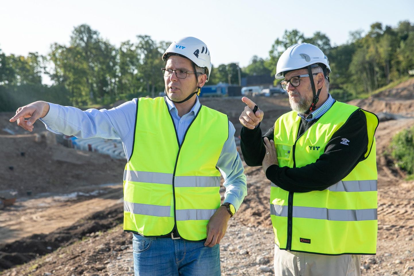 Bengt Ivansson (paremal) üritab aru saada Vallimäel tehtavate tööde mahust.
