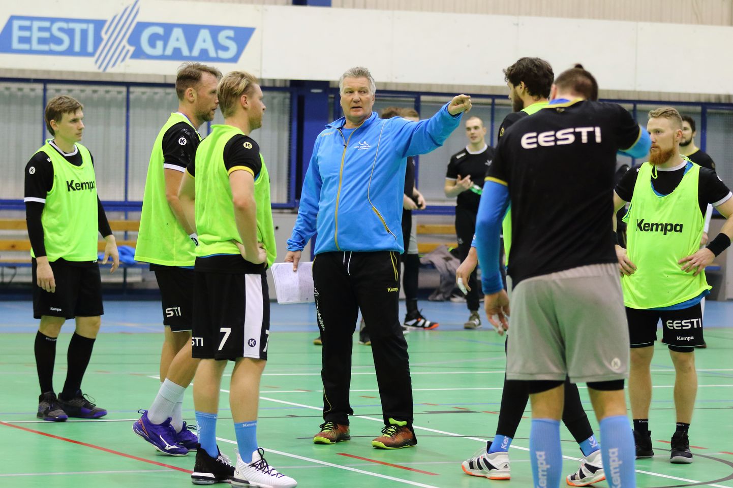 Eesti käsipallikoondise peatreener Thomas Sivertsson hoolealuseid juhendamas.