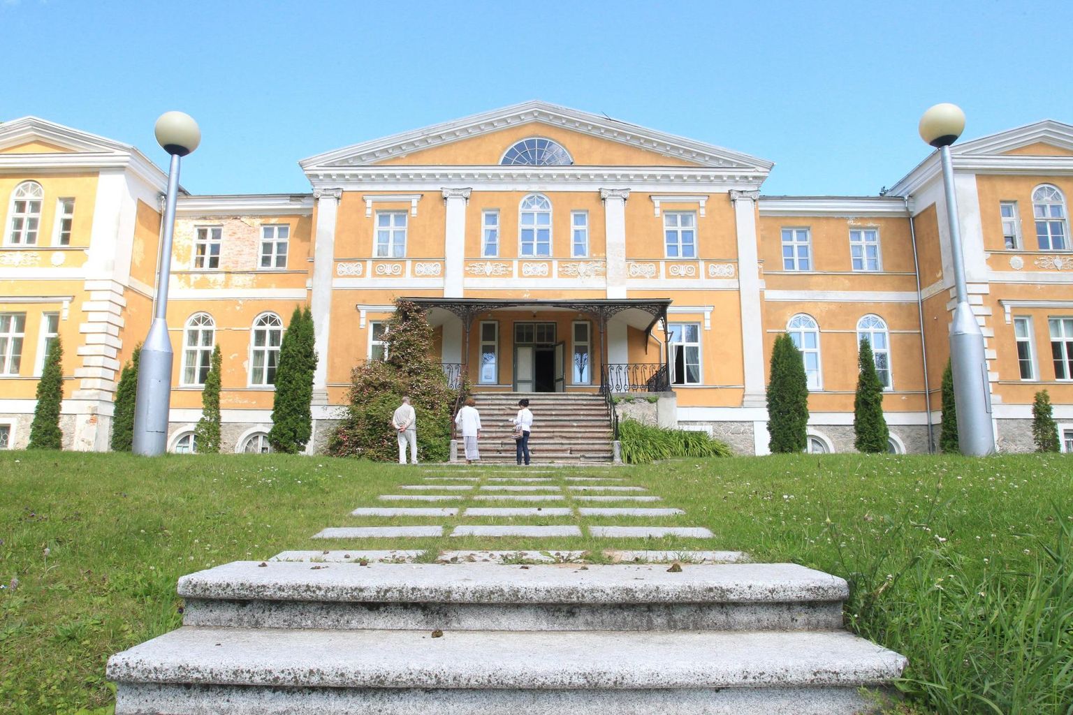 Kuremaa mõis peaks uue katuse alla saama sügiseks.