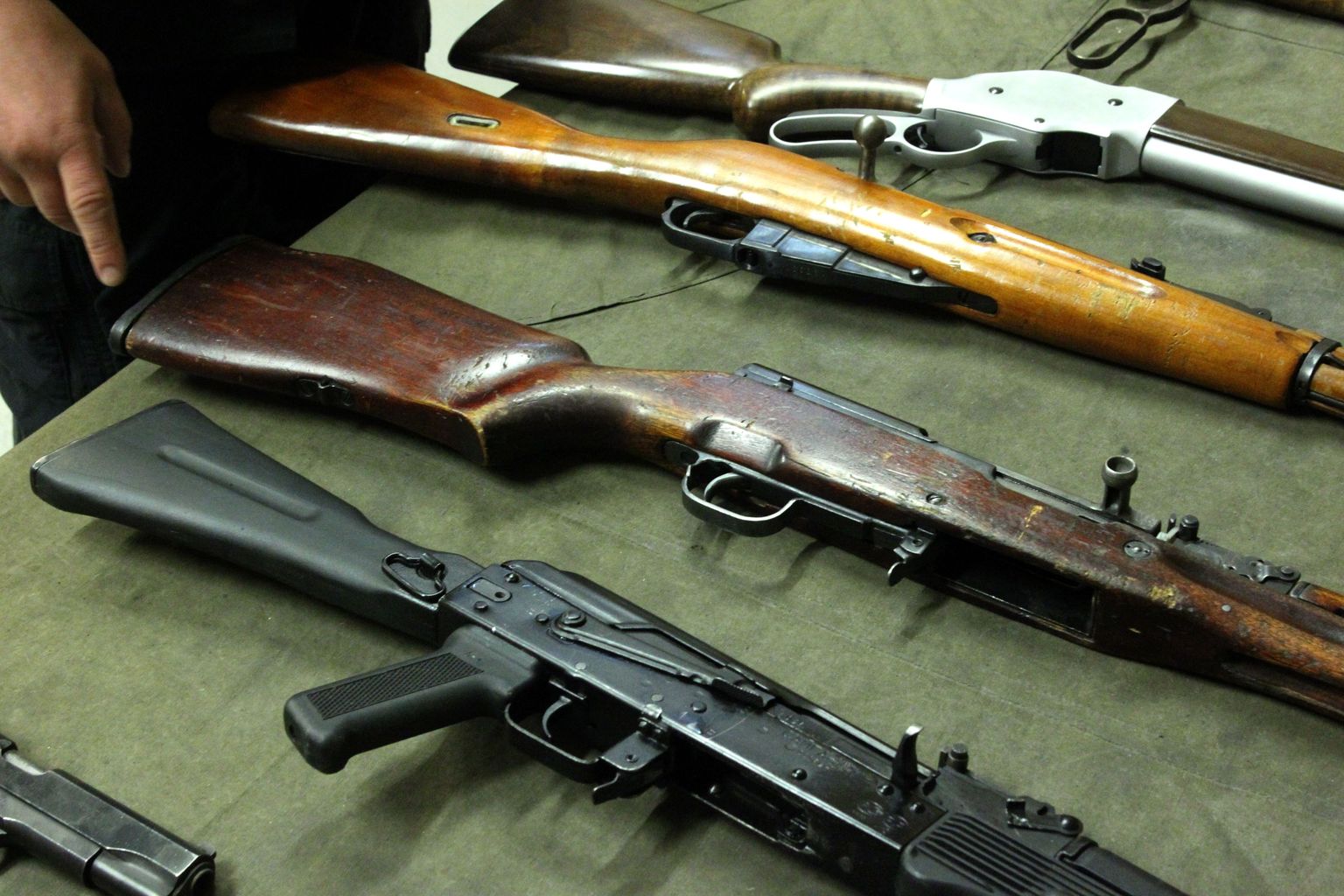Обвиняемые приобрели около двадцати экземпляров огнестрельного оружия — в том числе автоматы, пистолеты-пулеметы, пистолеты, винтовки и охотничьи ружья.