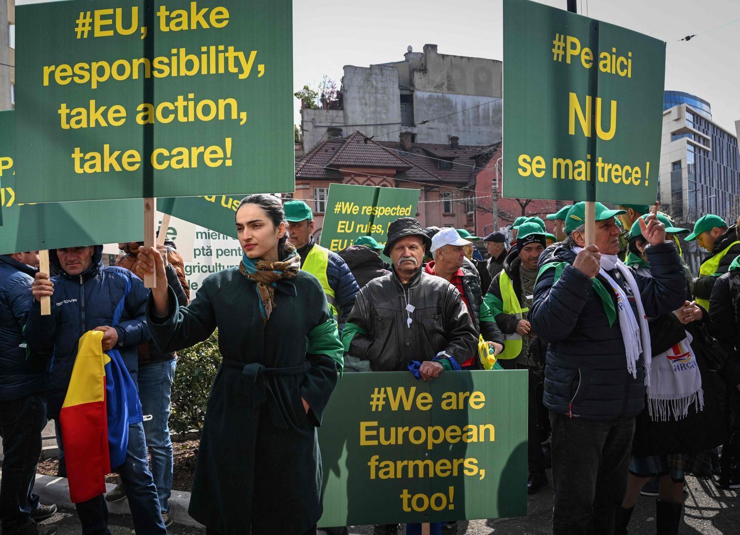 Rumeenia põllumajandustootjad protestimas  Euroopa Komisjoni peakorteri ees Bukarestis 7. aprillil 2023. aastal.  Põllumajandustootjad kogunevad üleriigiliselt protestima ELi fondidest saadud ebapiisava hüvitise vastu pärast seda, kui alates eelmise aasta keskpaigast kaotati täielikult tollimaksud kõikidele Ukrainast pärit kaupadele.
