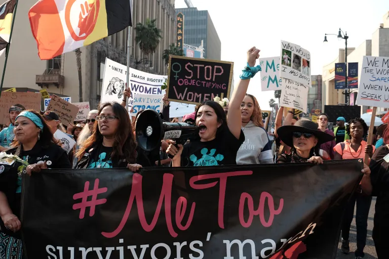 Hollywoodi protestijate plakateid ehtis teemaviide MeToo.