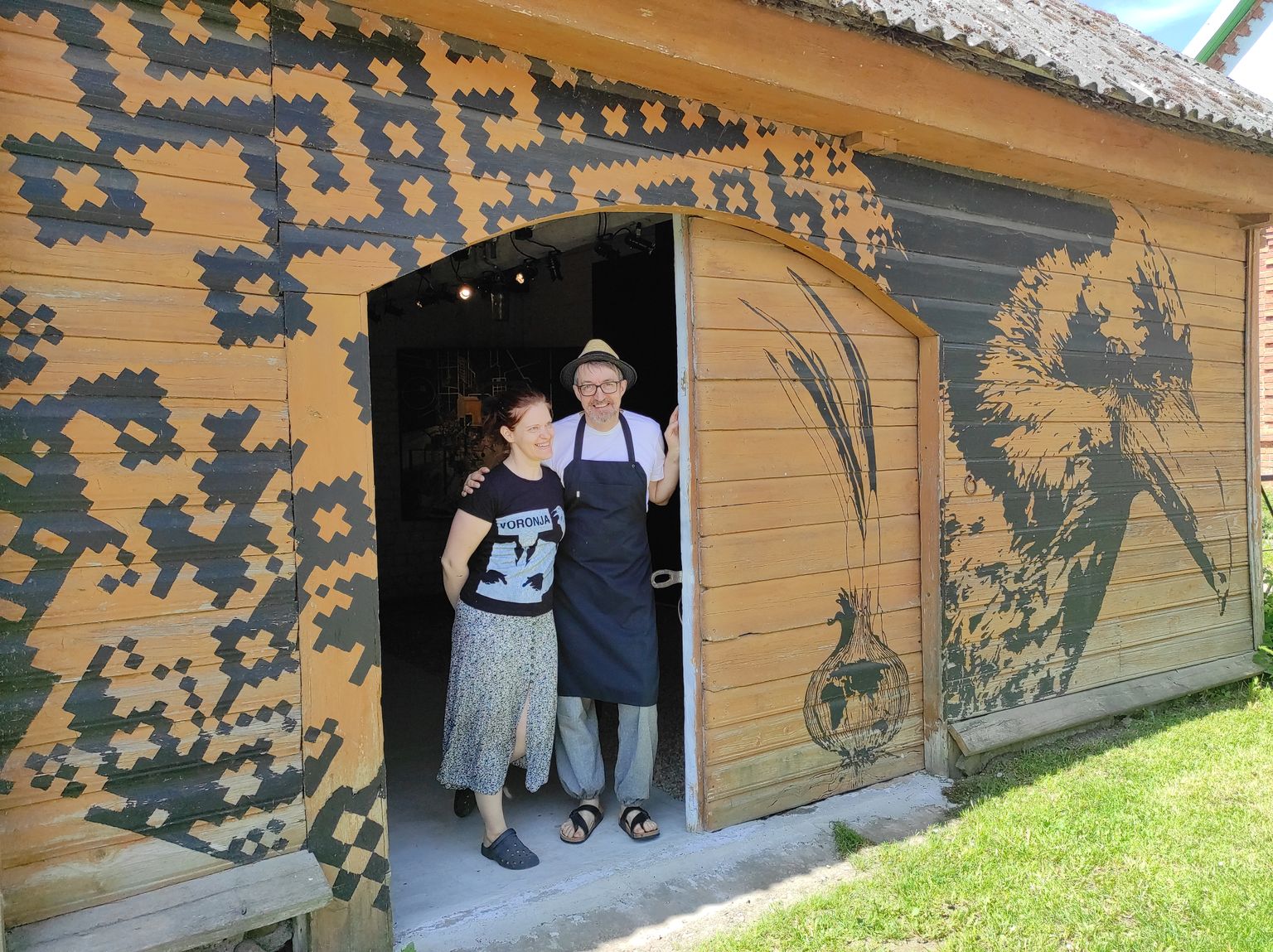 oronja galerii eestvedajad Raul Oreškin ja Kaili Kask ootavad külalisi naerulsui. Kui kalurimaja paadikuuri uksed kinni panna, näeb kohalikke mustreid ja kahte sibulat, millel maakera. Voronja galeriisse on leidnud tee külalised kõikidelt kontinentidelt peale Aafrika.