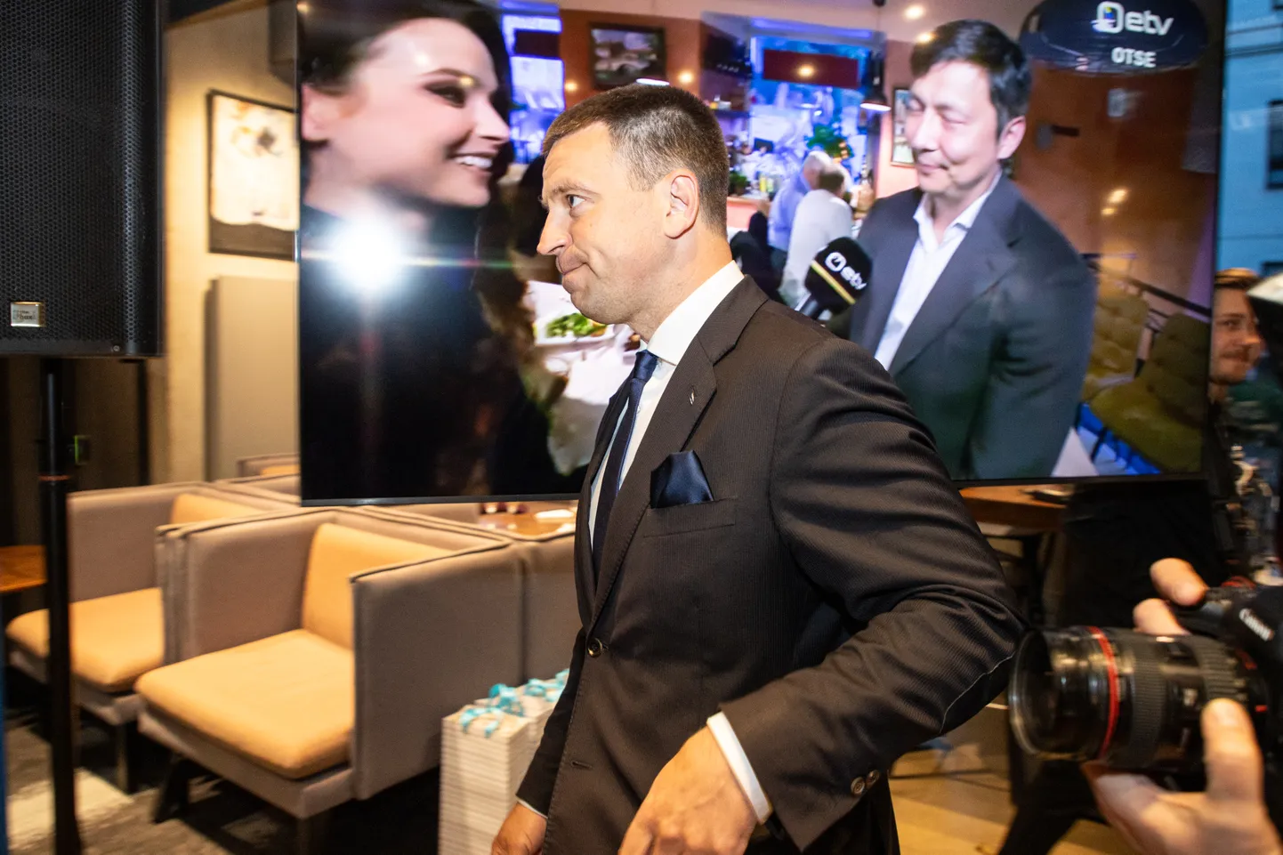 Jüri Ratas, ekraanil näha Mihhail Kõlvartit.