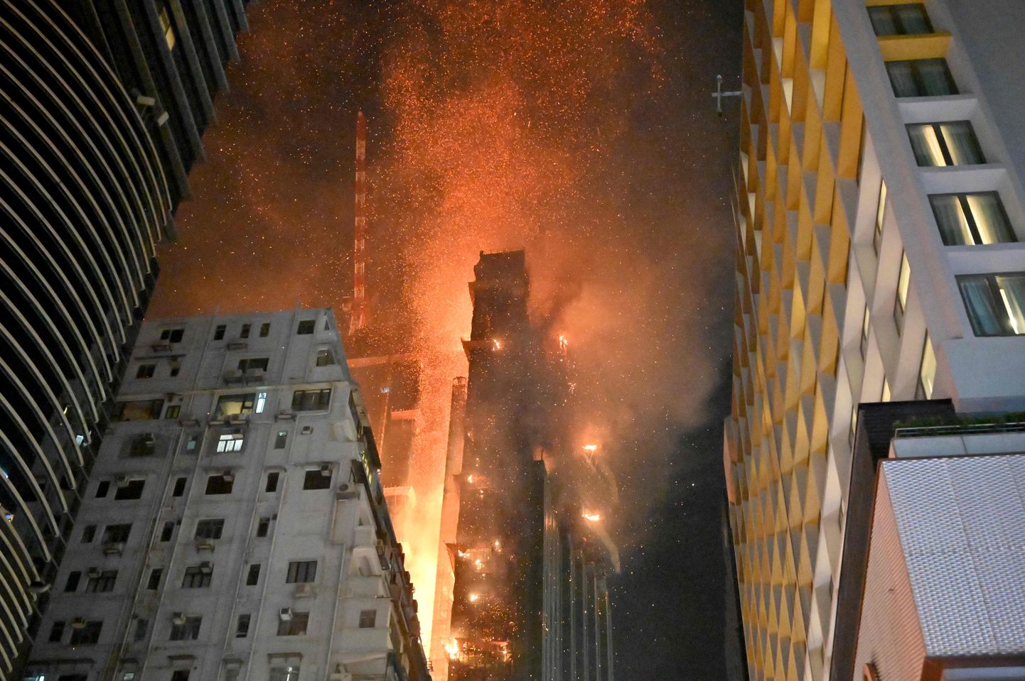 Vienā no Honkongas debesskrāpjiem izcēlies ugunsgrēks