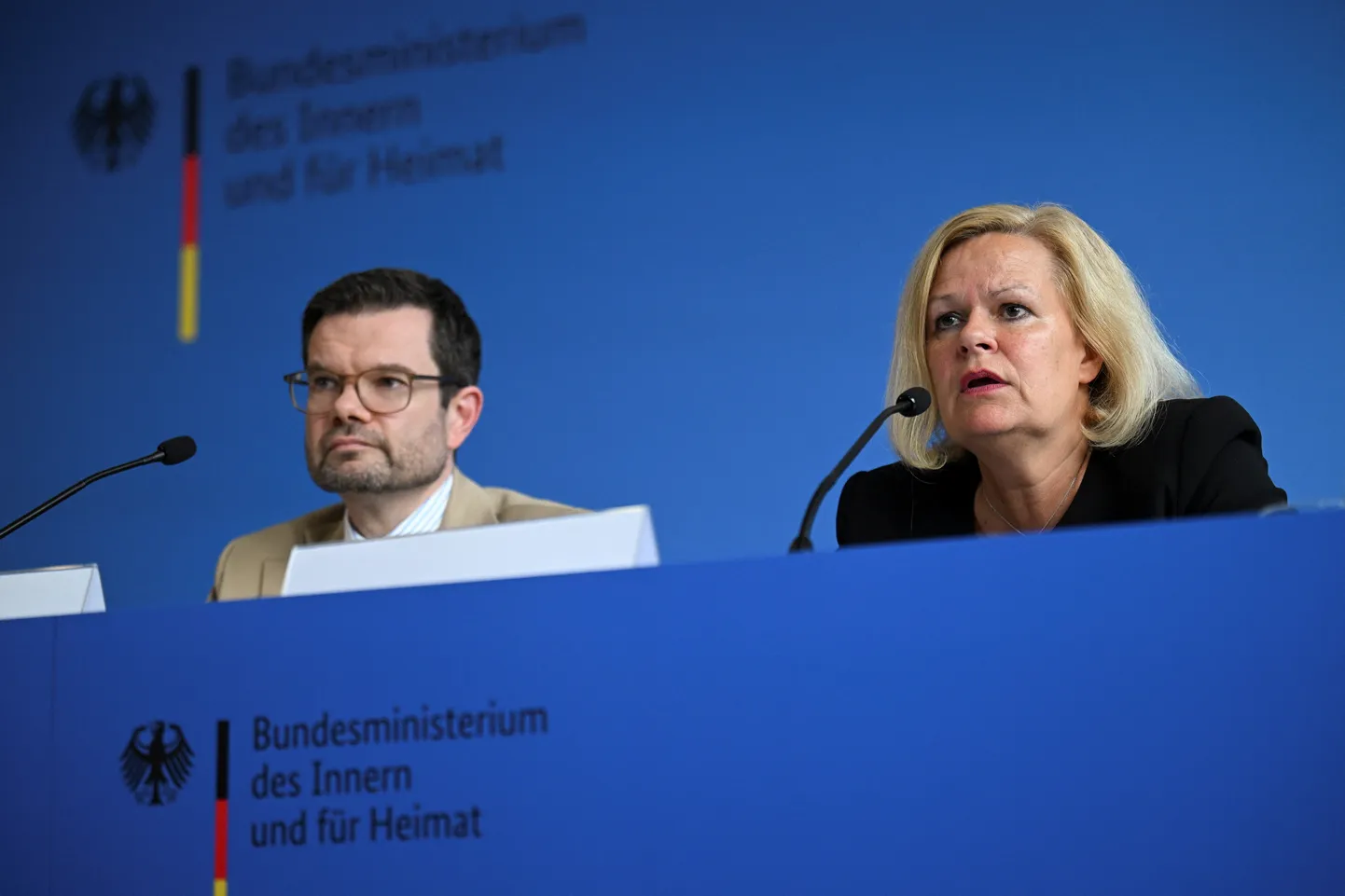 Saksa siseminister Nancy Faeser ja justiitsminister Marco Buschmann esitlesid ajakirjanikele pärast koalitsiooniga arutelu, mil viisil vastata Solingenis läinud reedel aset leidnud pussitamisele.