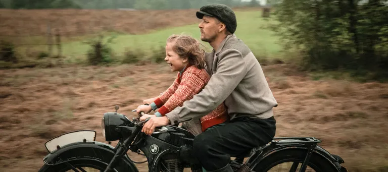 «Seltsimees laps», Leelo (Helena Maria Reisner) kihutab koos isa Feliksiga (Tambet Tuisk). Proovivõte.
