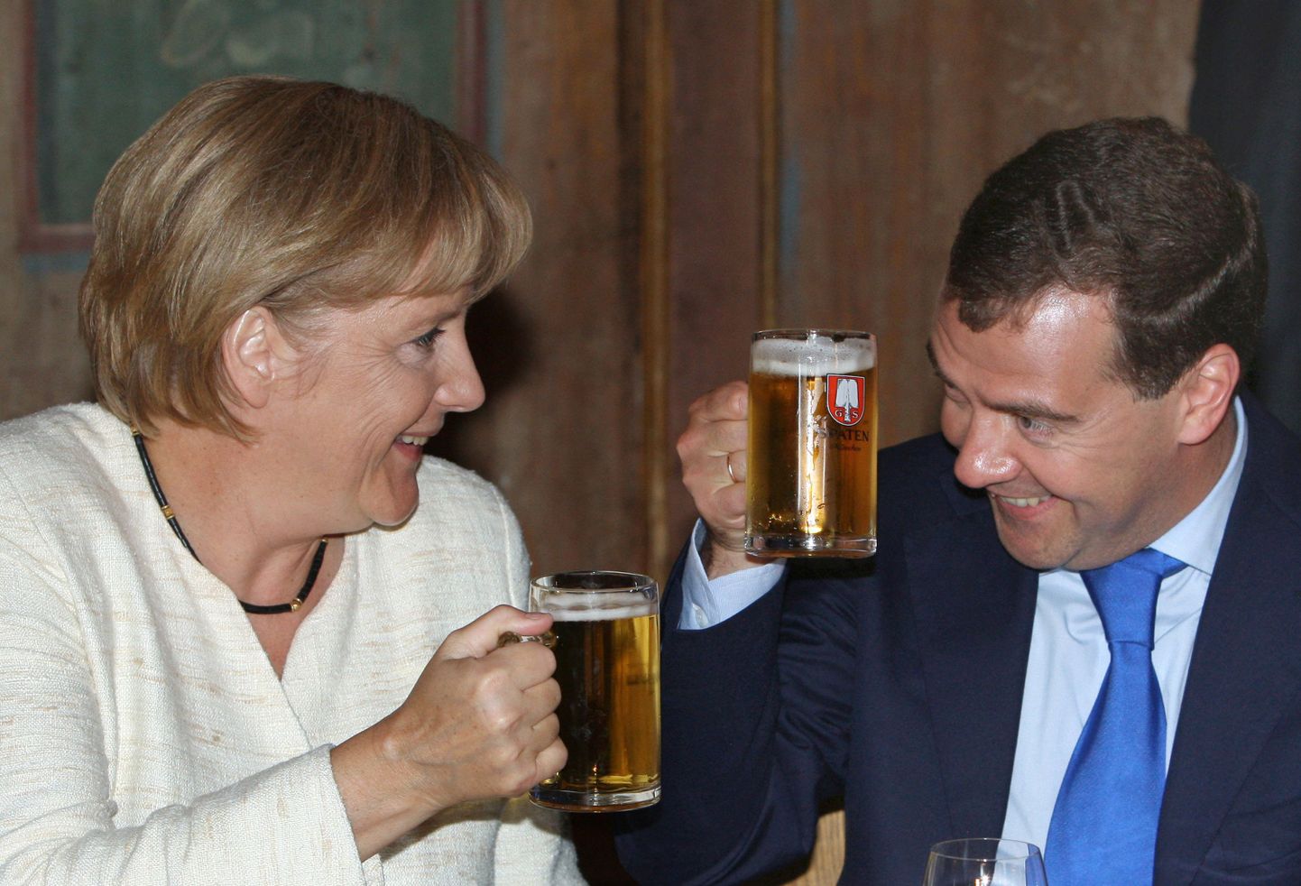 Saksamaa liidukantsler Angela Merkel ja Venemaa president Dmitri Medvedev Müncheni restoranis.