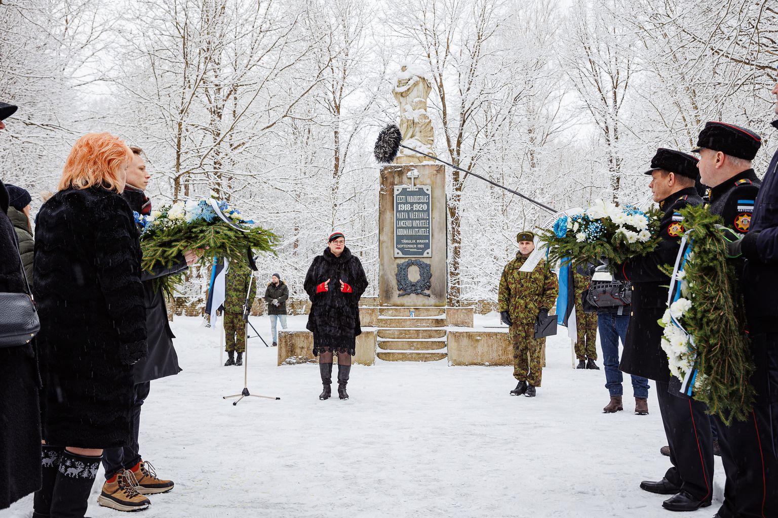 Годовщину Тартуского мира отметили в Нарве на Гарнизонном кладбище у памятника в честь Освободительной войны.