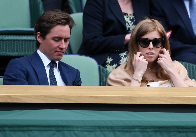 Briti printsess Beatrice ja ta abikaasa Edoardo Mapelli Mozzi vaatamas juulis 2021 Wimbledoni tennisturniiri